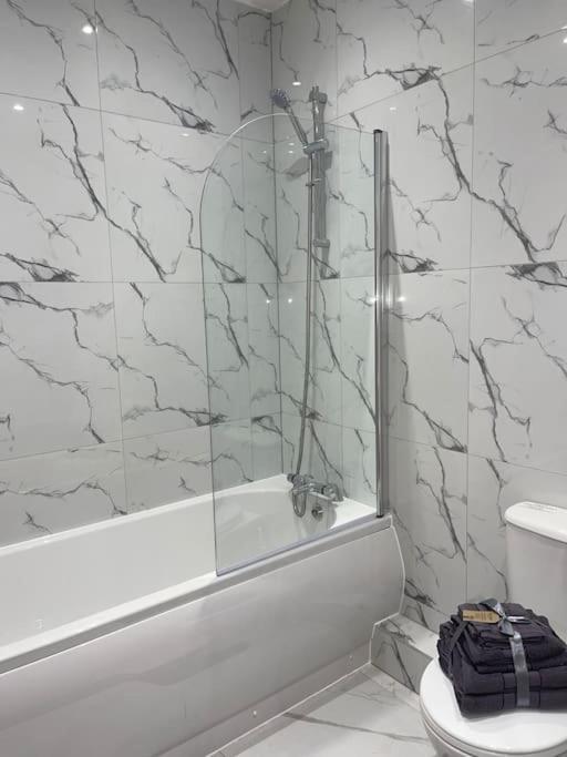 1 Bedroom Apartment - Flitwick - Contractor Friendly - Tourist Ready - Full Kitchen - Wifi - Smart Tv - Sofa Bed - Free Parking - Ideal For Short Or Long Stays Eksteriør billede